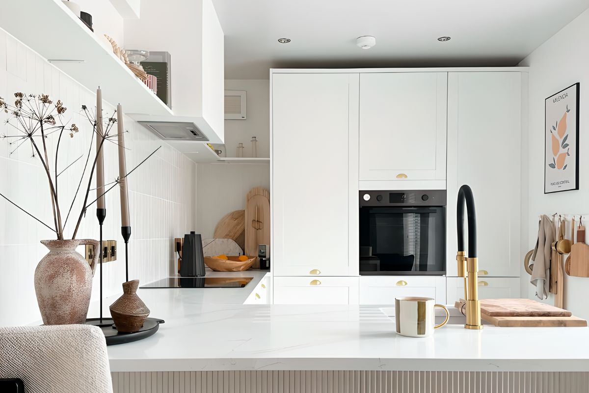 Kitchen in white and beige