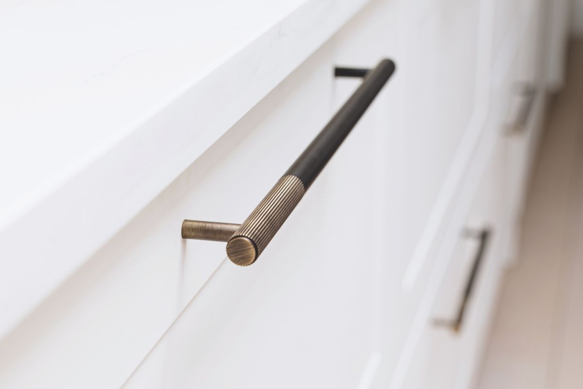 Handle on kitchen unit