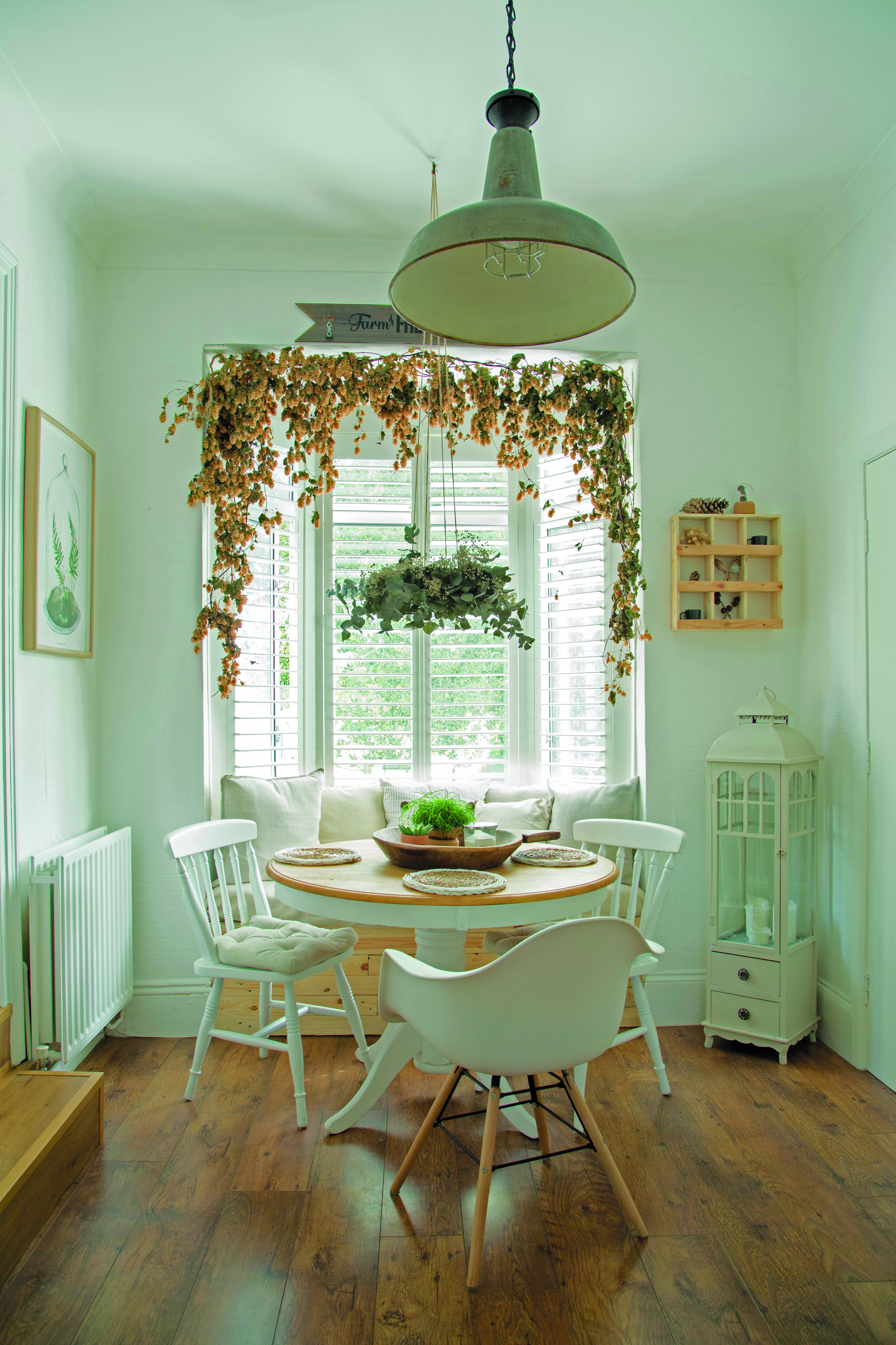 To make better use of available space, Tomasz built a cupboard that doubles as a dining seat in the bay window. The shutters were bought second-hand and, unlike curtains, keep the room from feeling crowded