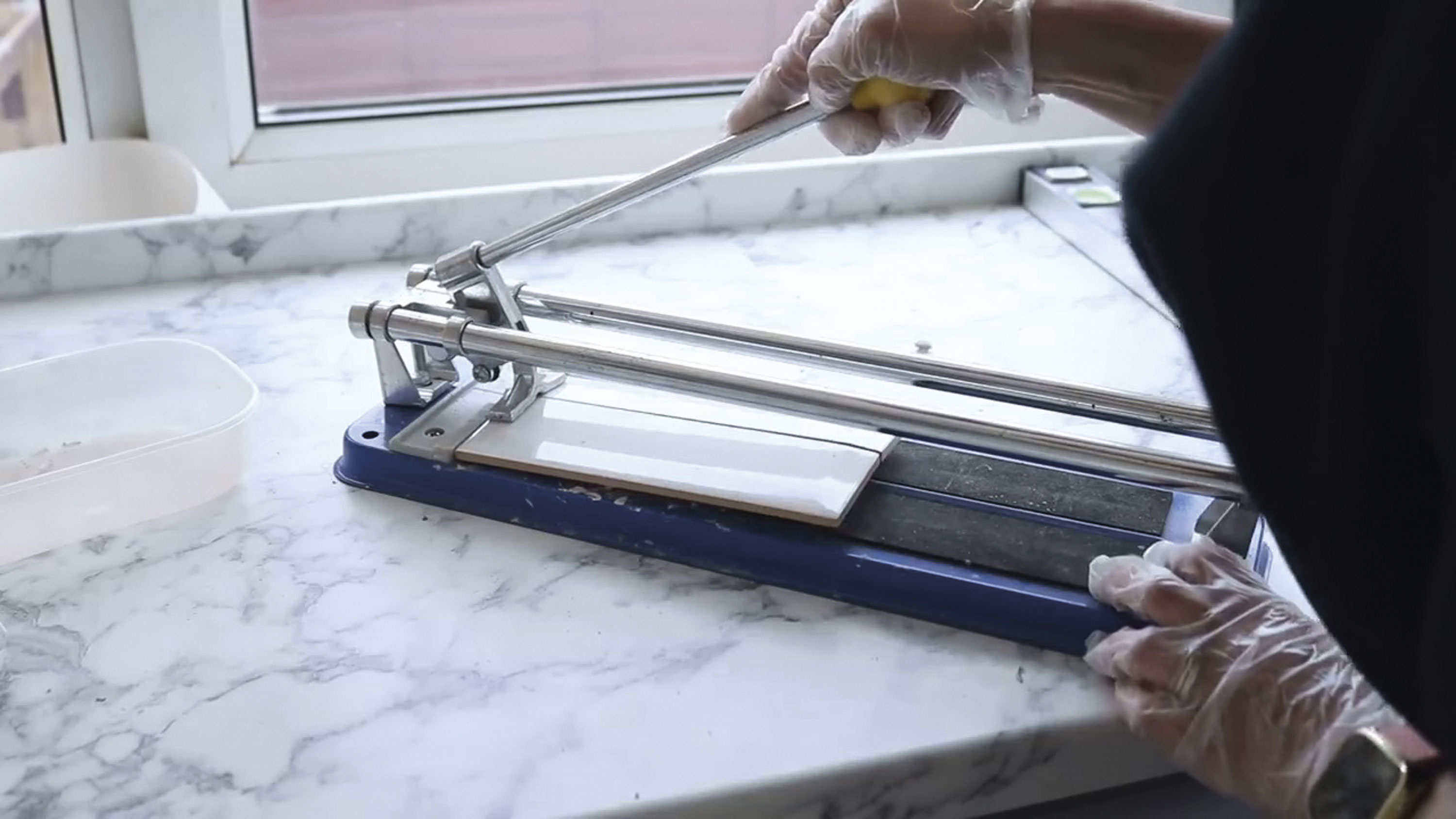 How to cut tiles with a manual cutter