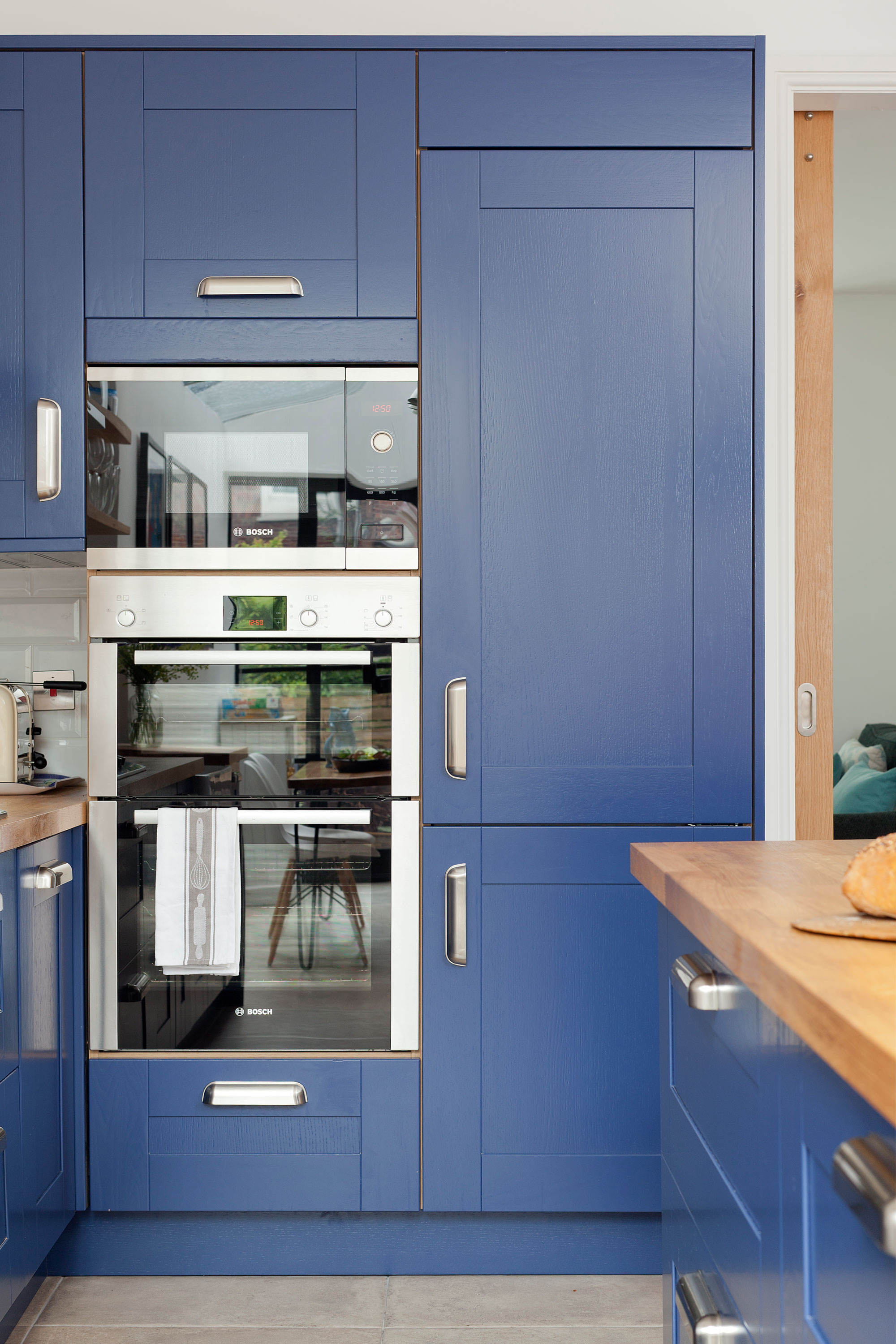 Floor-to-ceiling units make the most of the available space and the matching kickboards give a seamless contemporary finish to the look