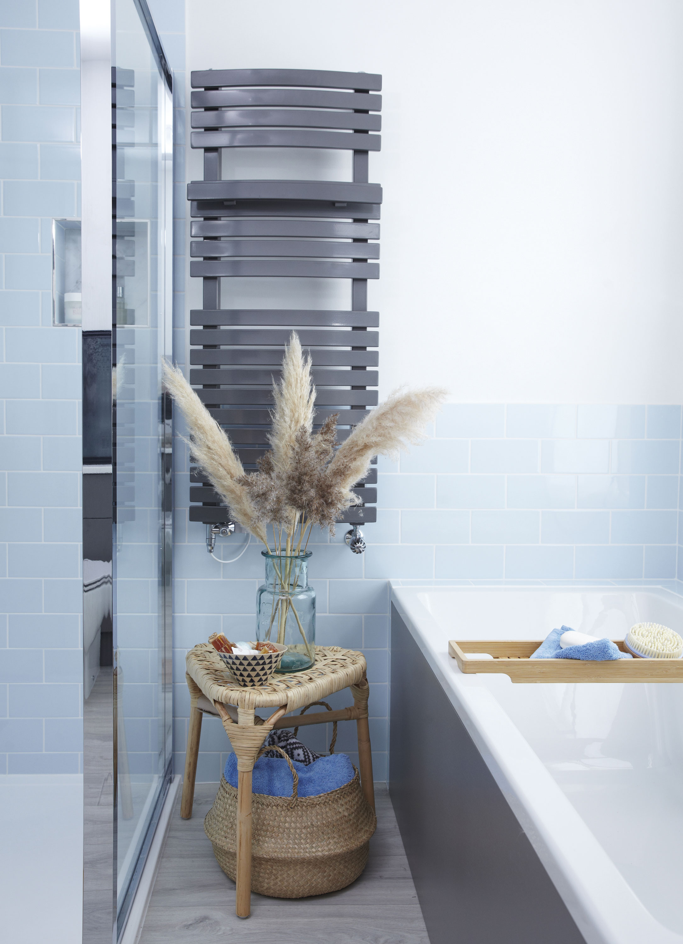 Good idea! The couple fitted a simple, summer heating kit to a radiator so that everyone can enjoy fresh, dry towels even when the heating is turned off