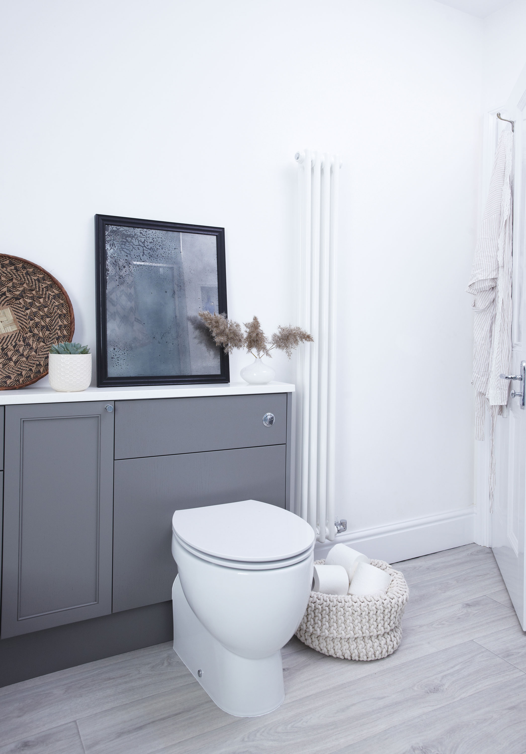 Laura chose fitted units that not only offered plenty of storage and display space, but also allowed for the toilet cistern to be seamlessly integrated