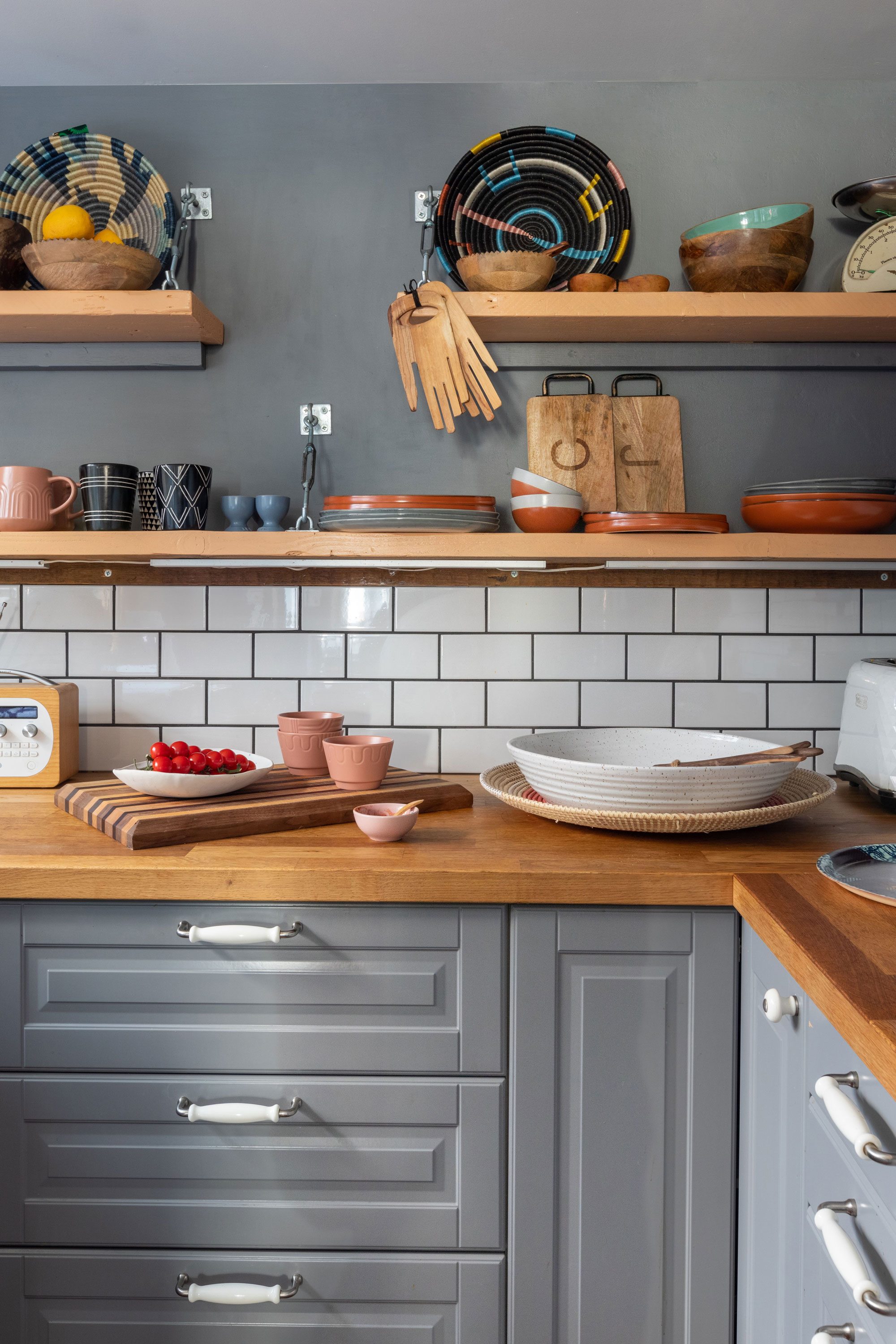 Rather than fitting wall units, Johan made the kitchen shelves from scaffolding boards, held up by turnbuckles screwed into the wall