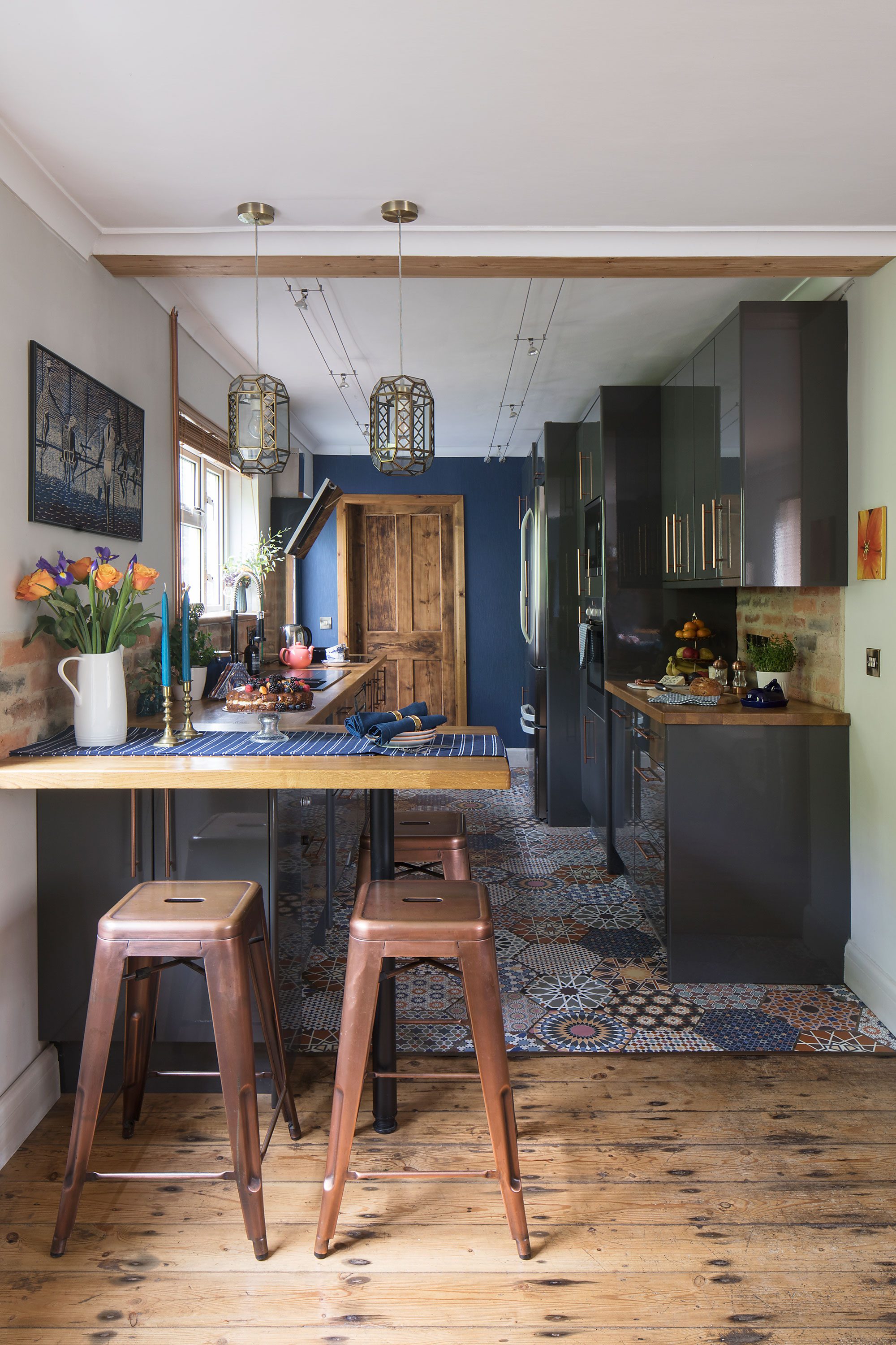 Dace settled on Anthracite grey gloss cupboards and chose a navy wallpaper for the walls Dace settled on Anthracite grey gloss cupboards and chose a navy wallpaper for the walls.