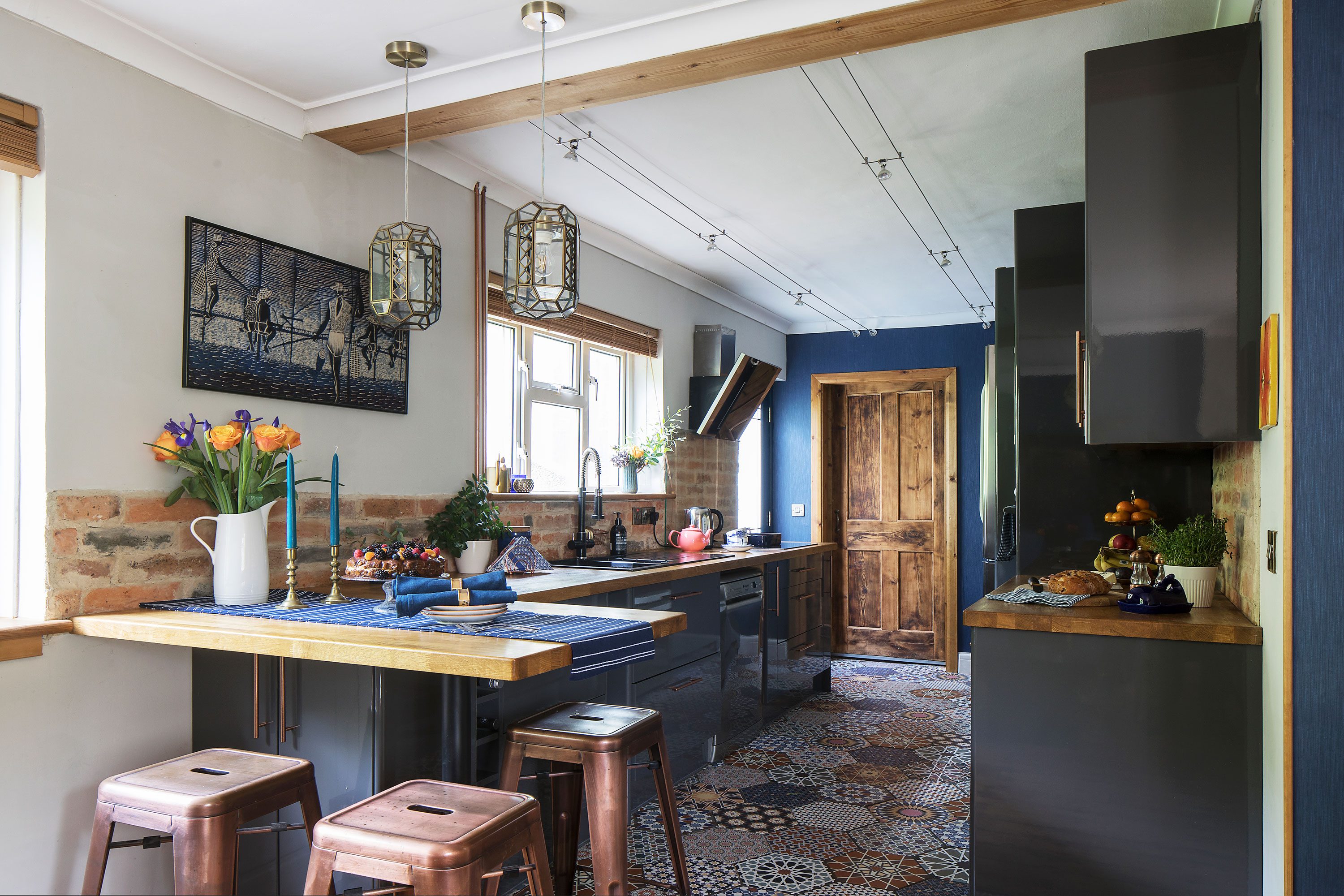 Dace played around with cupboard sizes and produced a layout that uses top-to-bottom space along one wall, forgoing wall cupboards opposite to encourage light and openness. The peninsular is a new addition and provides much-needed seating Dace played around with cupboard sizes and produced a layout that uses top-to-bottom space along one wall, forgoing wall cupboards opposite to encourage light and openness. The peninsular is a new addition and provides much-needed seating