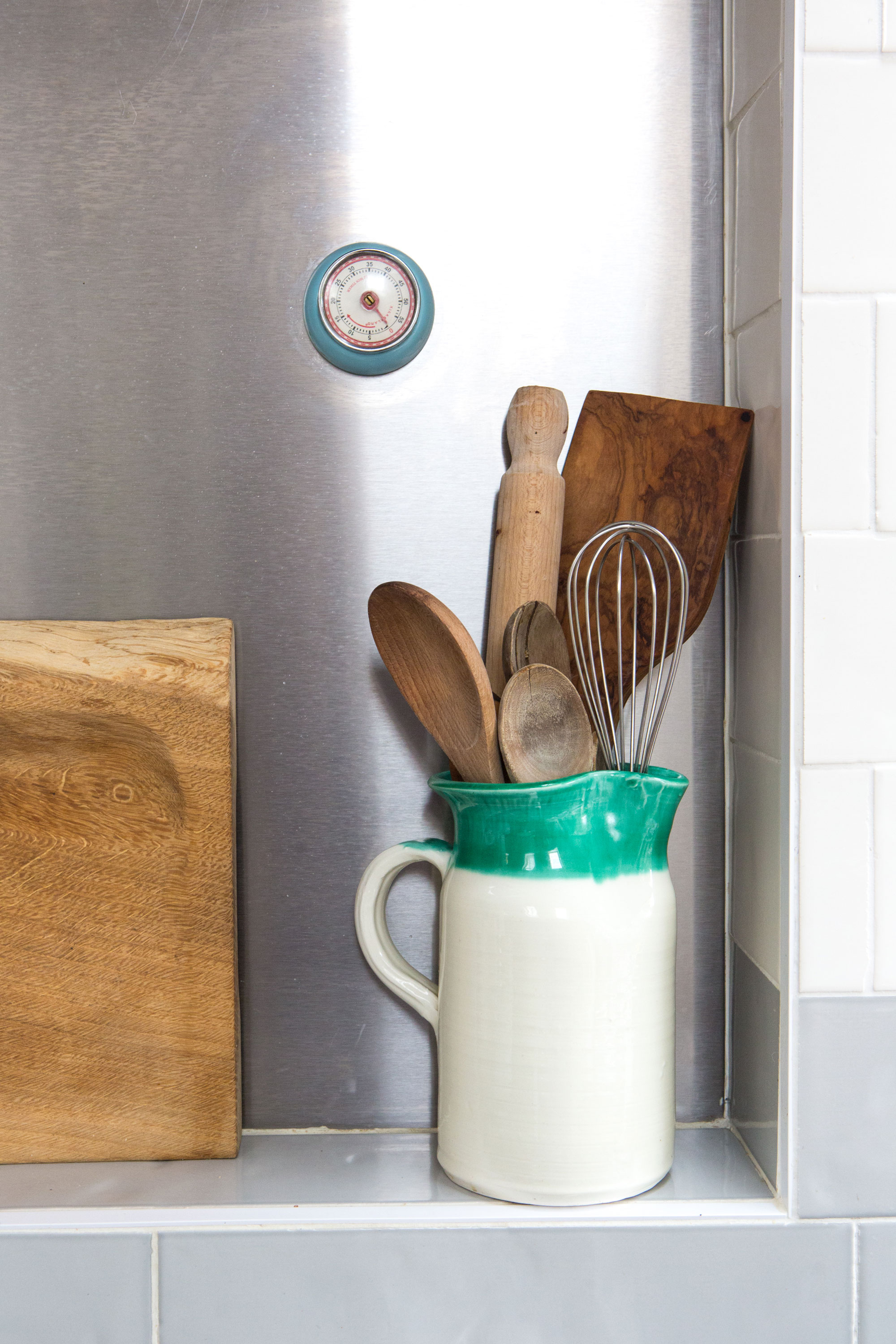 Good idea! Display wooden utensils in a bright ceramic jug to create a colourful feature Kitchen makeover - wooden utensils in a bright ceramic jug