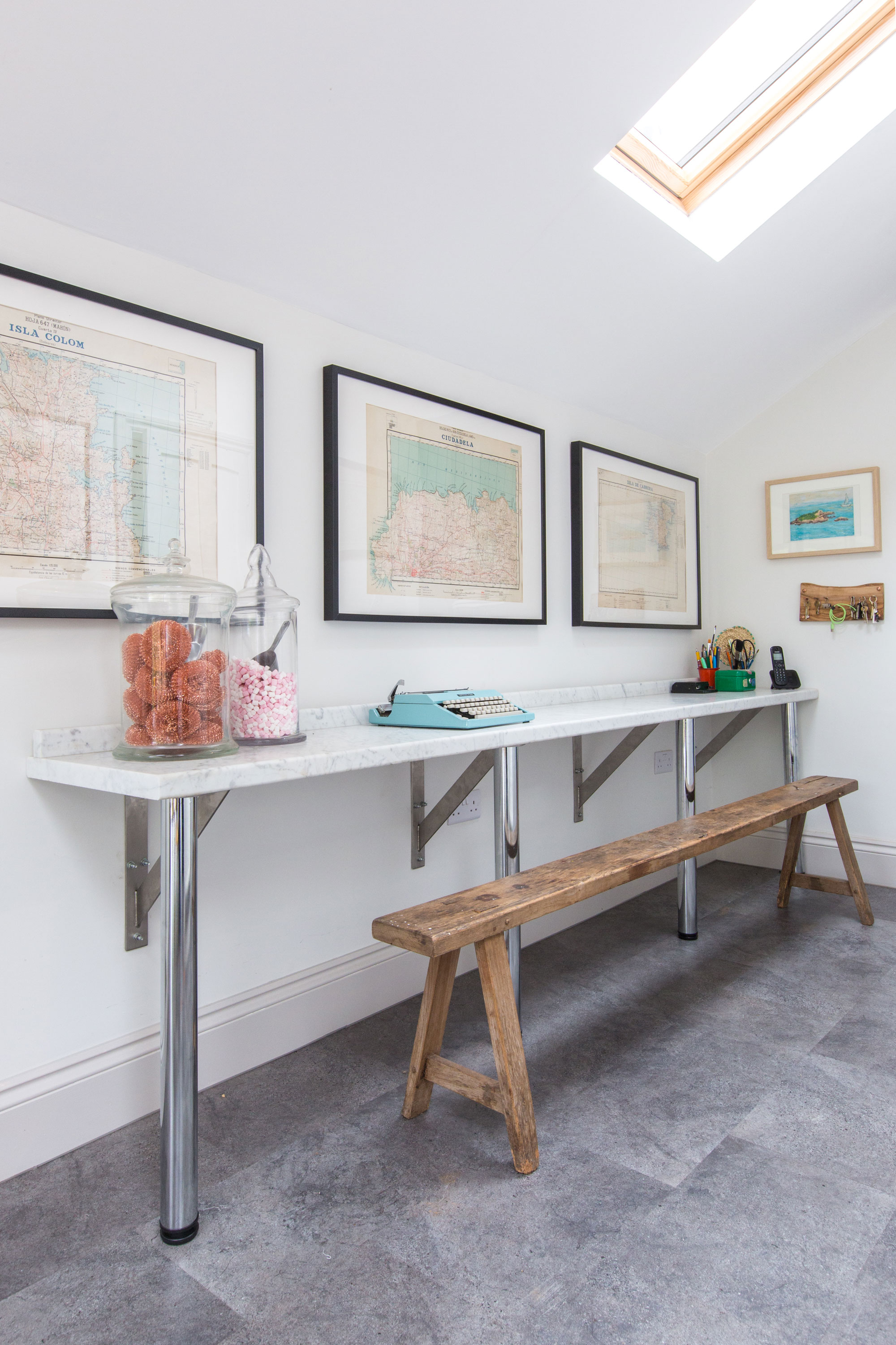 Good idea! Use glass jars filled with sweets or utensils to add a pop of colour into the room Kitchen makeover - kitchen wall art and storage jars