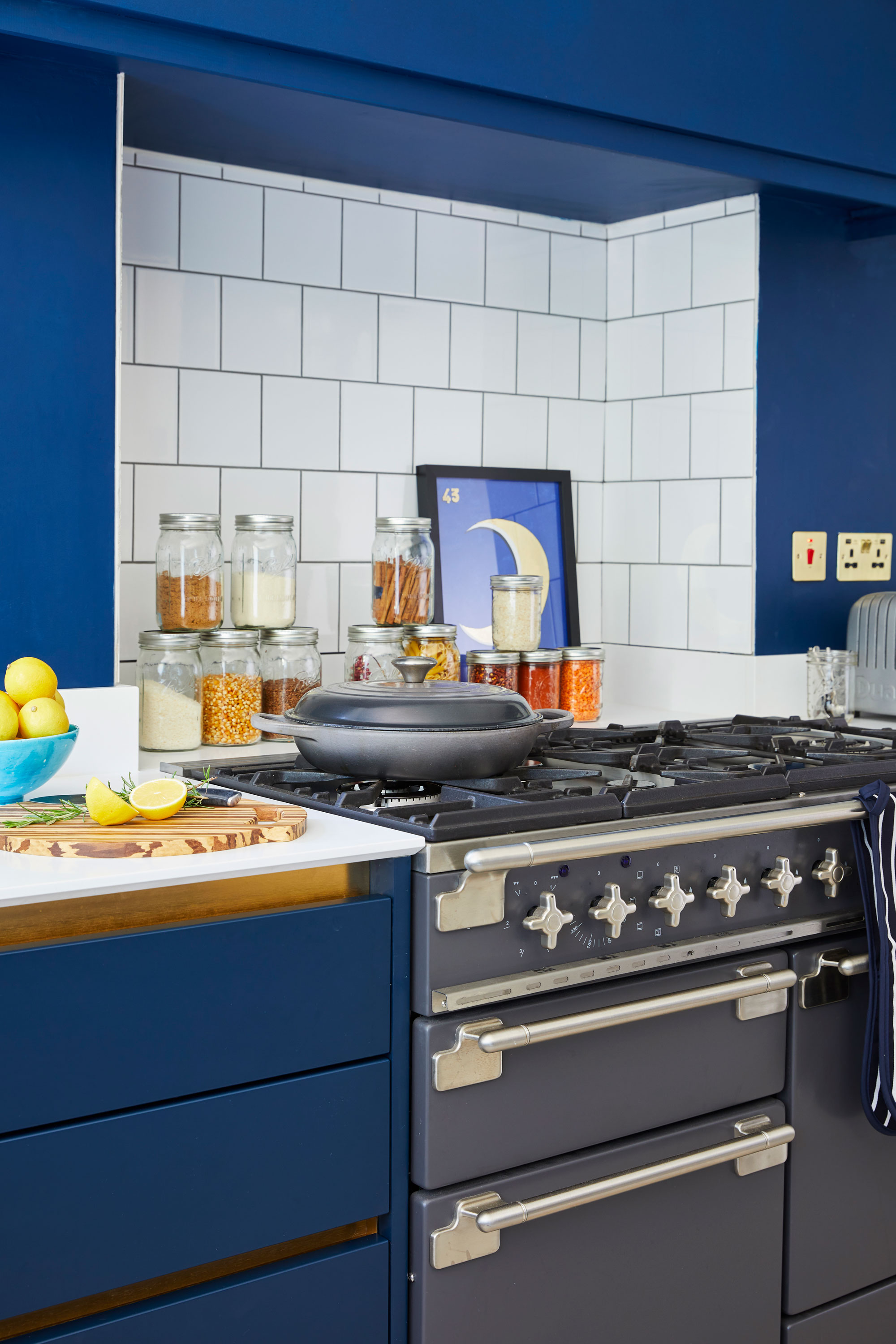 Good idea! For a glamorous kitchen, choose sleek handleless cabinetry with dramatic contrast trims – they come in a range of metallic finishes Good idea! For a glamorous kitchen, choose sleek handleless cabinetry with dramatic contrast trims – they come in a range of metallic finishes