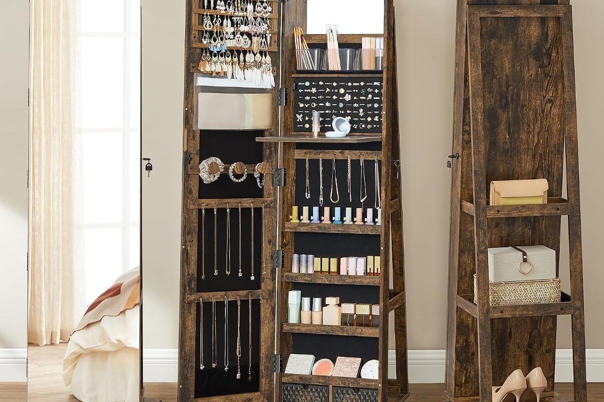 Mirror with built-in jewellery cabinet