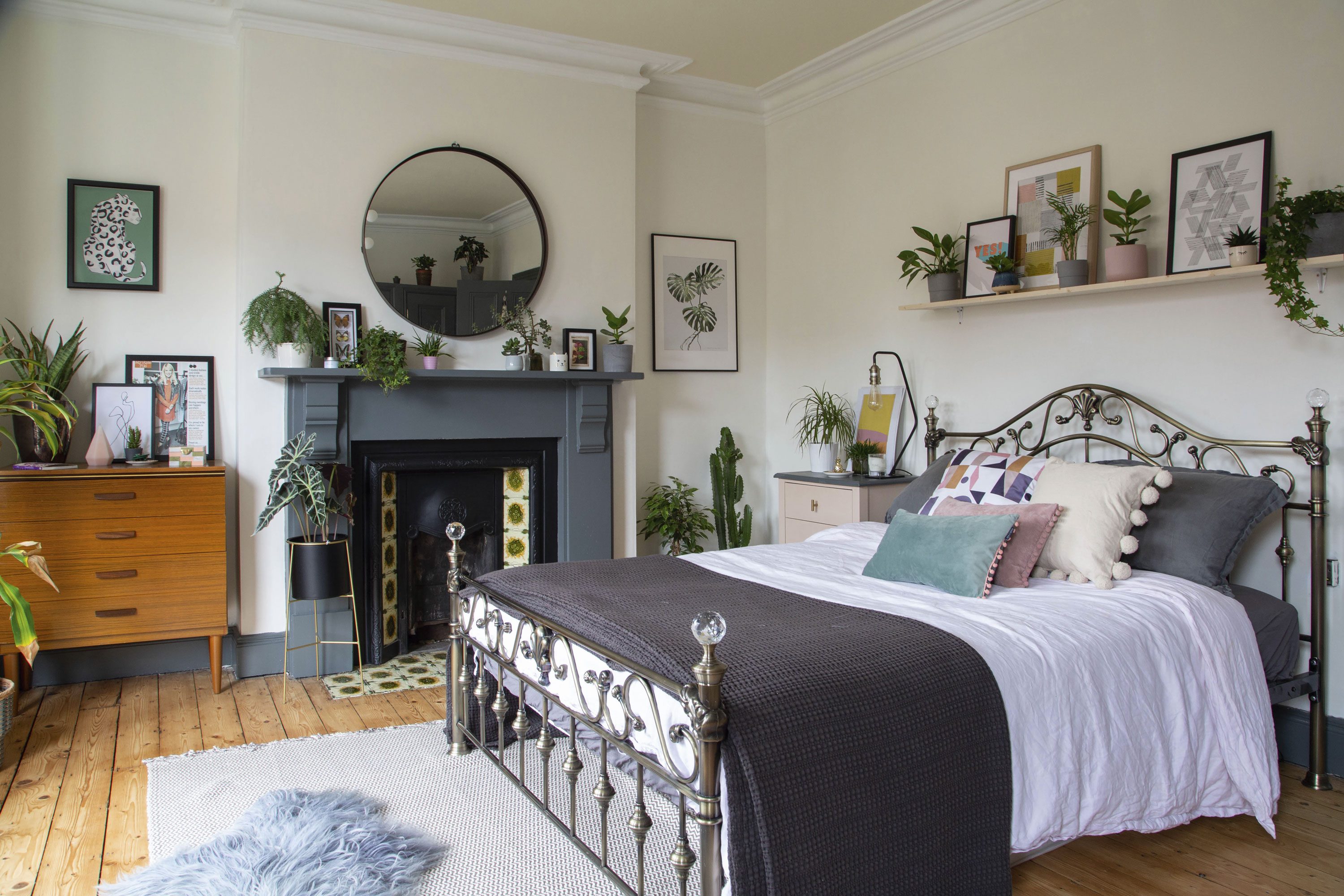 Laura’s goal was to enhance the period features in her bedroomusing paint in considered colours. The dark grey she selected for the fireplace and wood trim contrasts with the white walls and makes them stand out Laura’s goal was to enhance the period features in her bedroomusing paint in considered colours. The dark grey she selected for the fireplace and wood trim contrasts with the white walls and makes them stand out