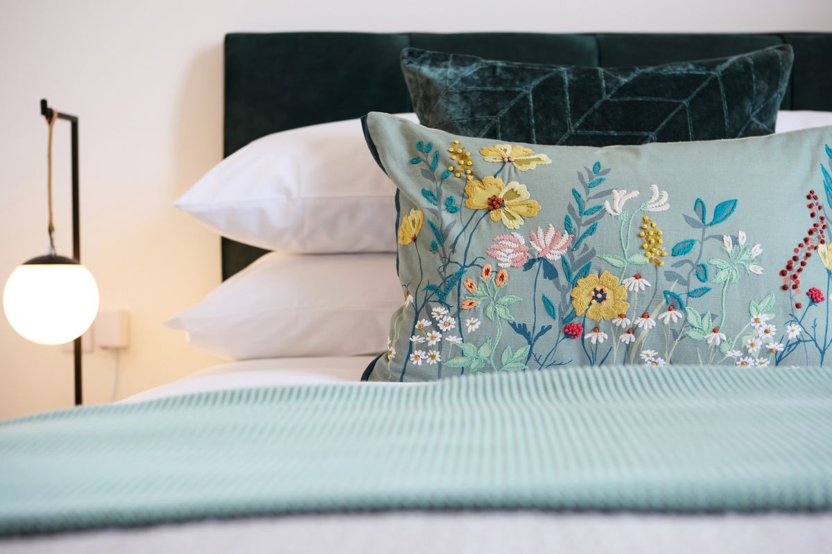 Embroidered pillowcase 