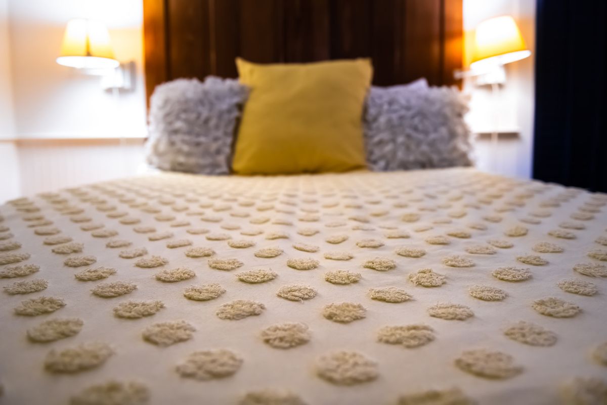 A tufted bedspread set 