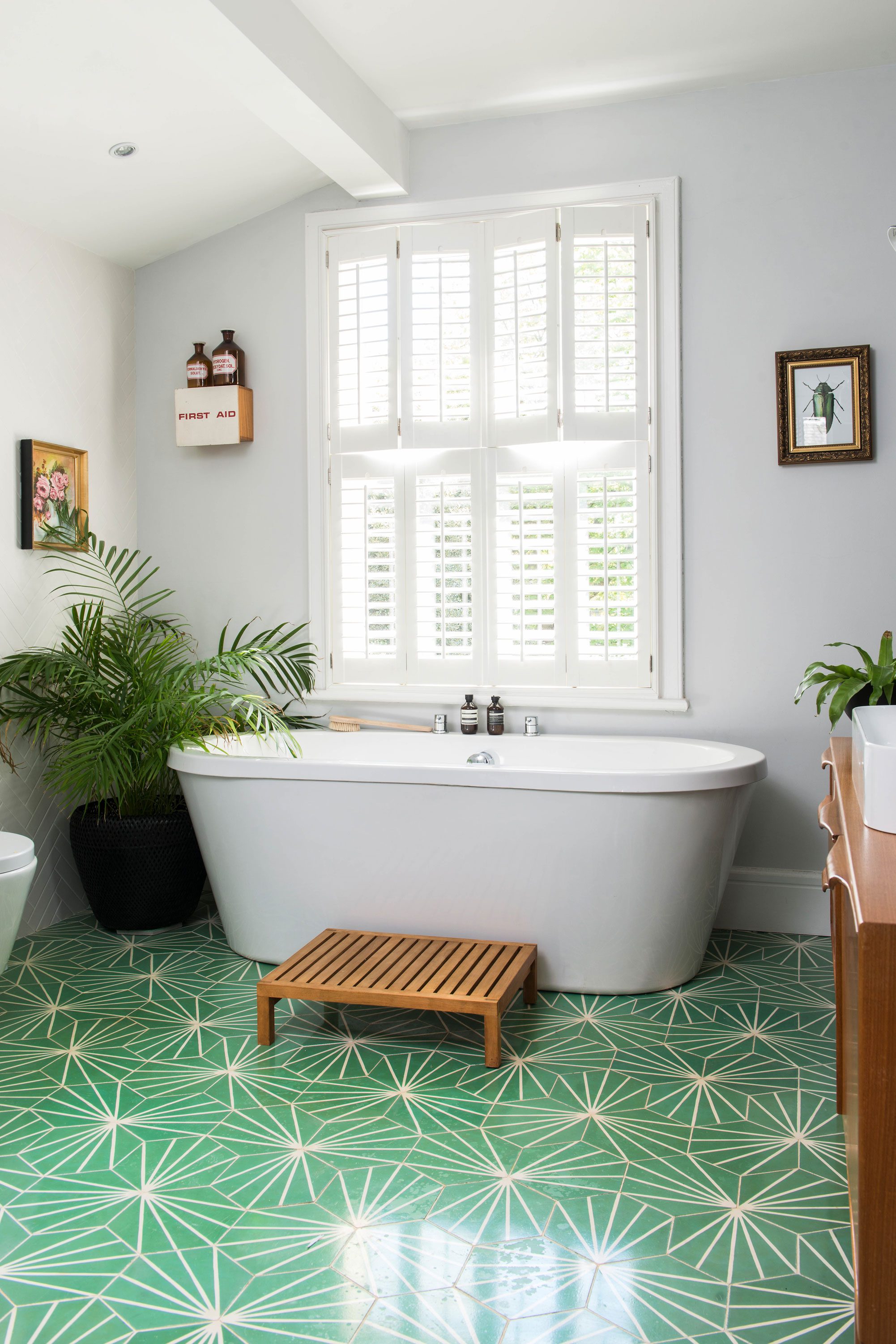 GAP-0311421 ‘Best of all is that our guests can now have a whole bathroom to themselves’ says Sarah