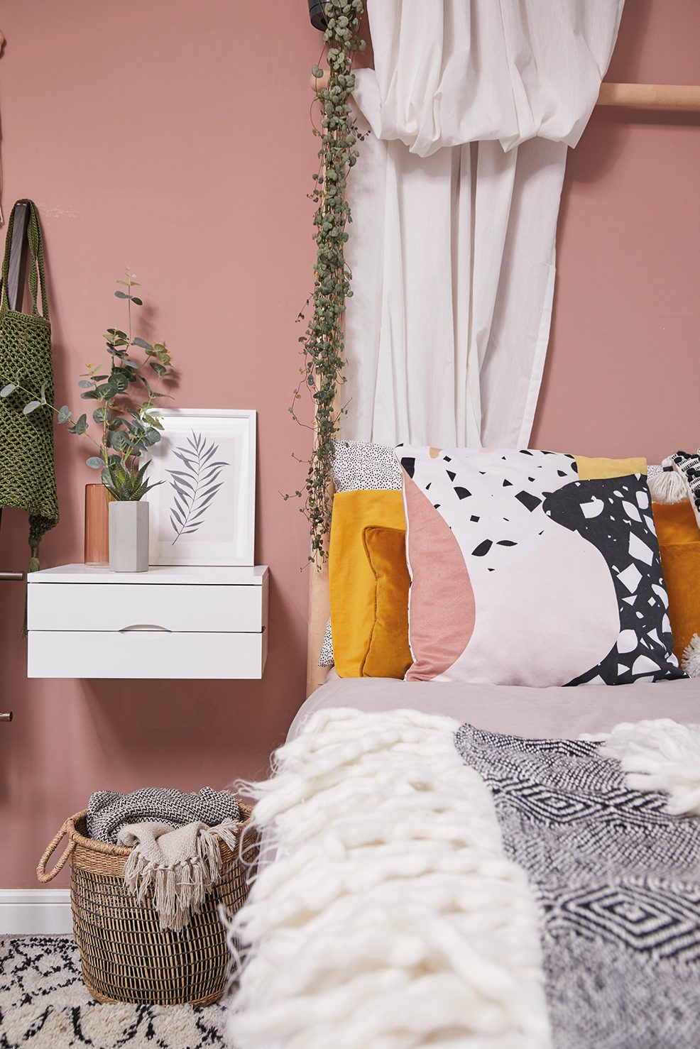 SophieBedroom_Detail_Bedside1