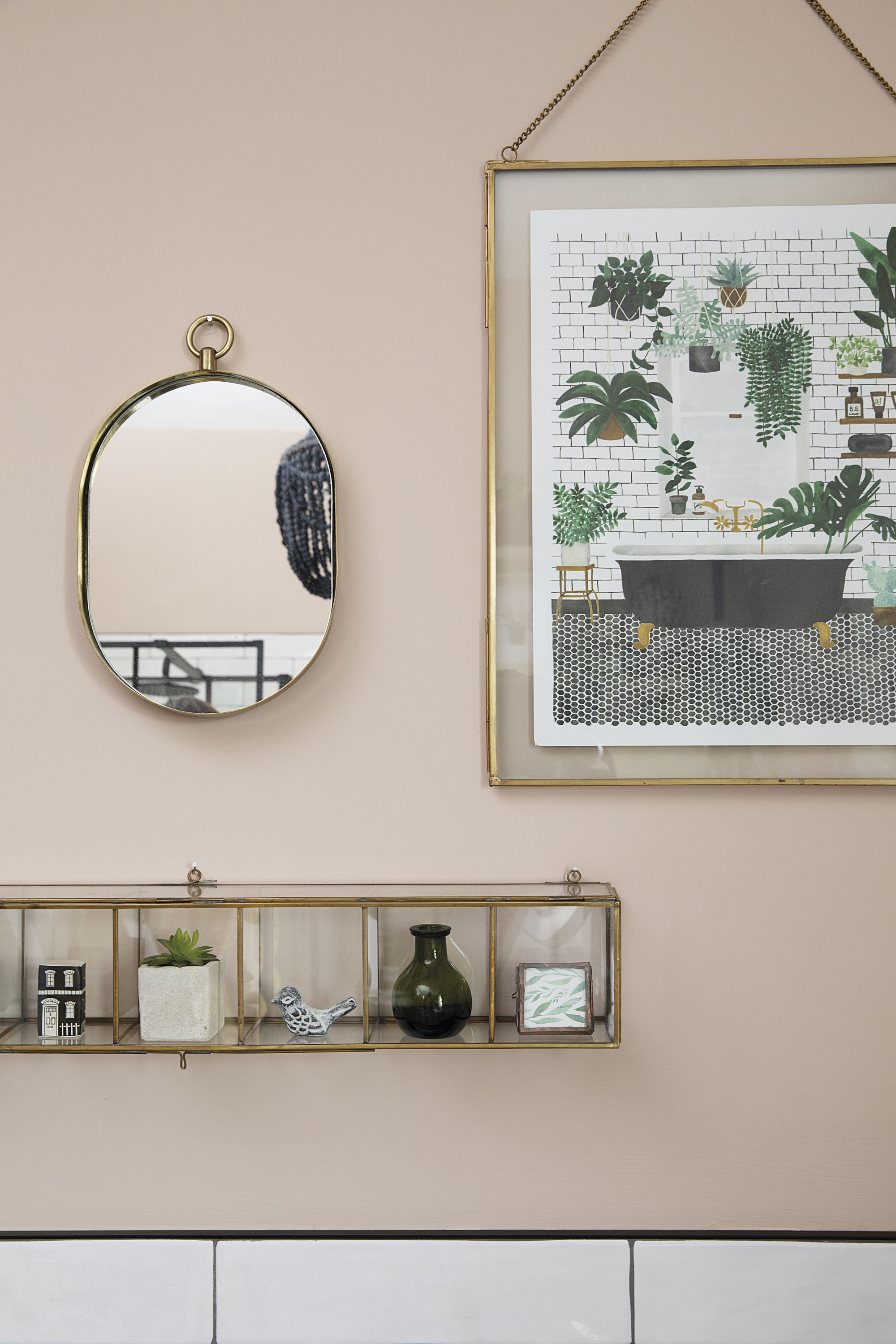 Brass accessories warm up the monochrome scheme. Liz couldn’t resist the print, which bears a strong resemblance to her own bathroom Brass accessories warm up the monochrome scheme. Liz couldn’t resist the print, which bears a strong resemblance to her own bathroom