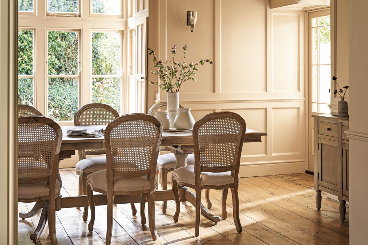 French-inspired table from The Cotswold Company