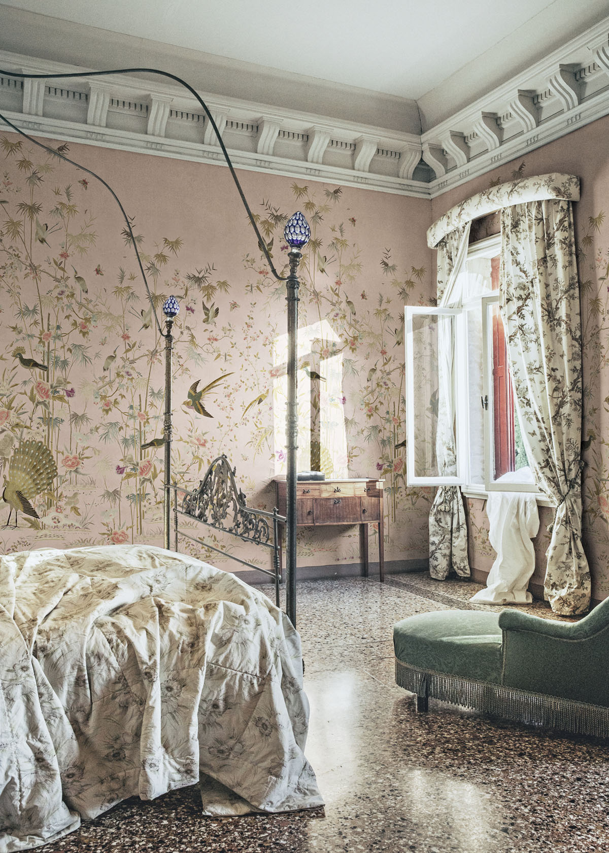 Chinoiserie garden wallpaper