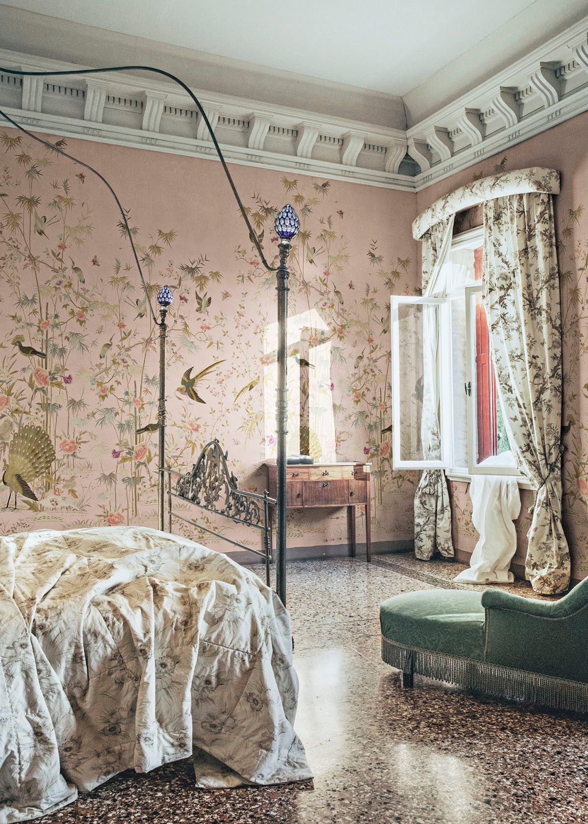 Chinoiserie garden wallpaper