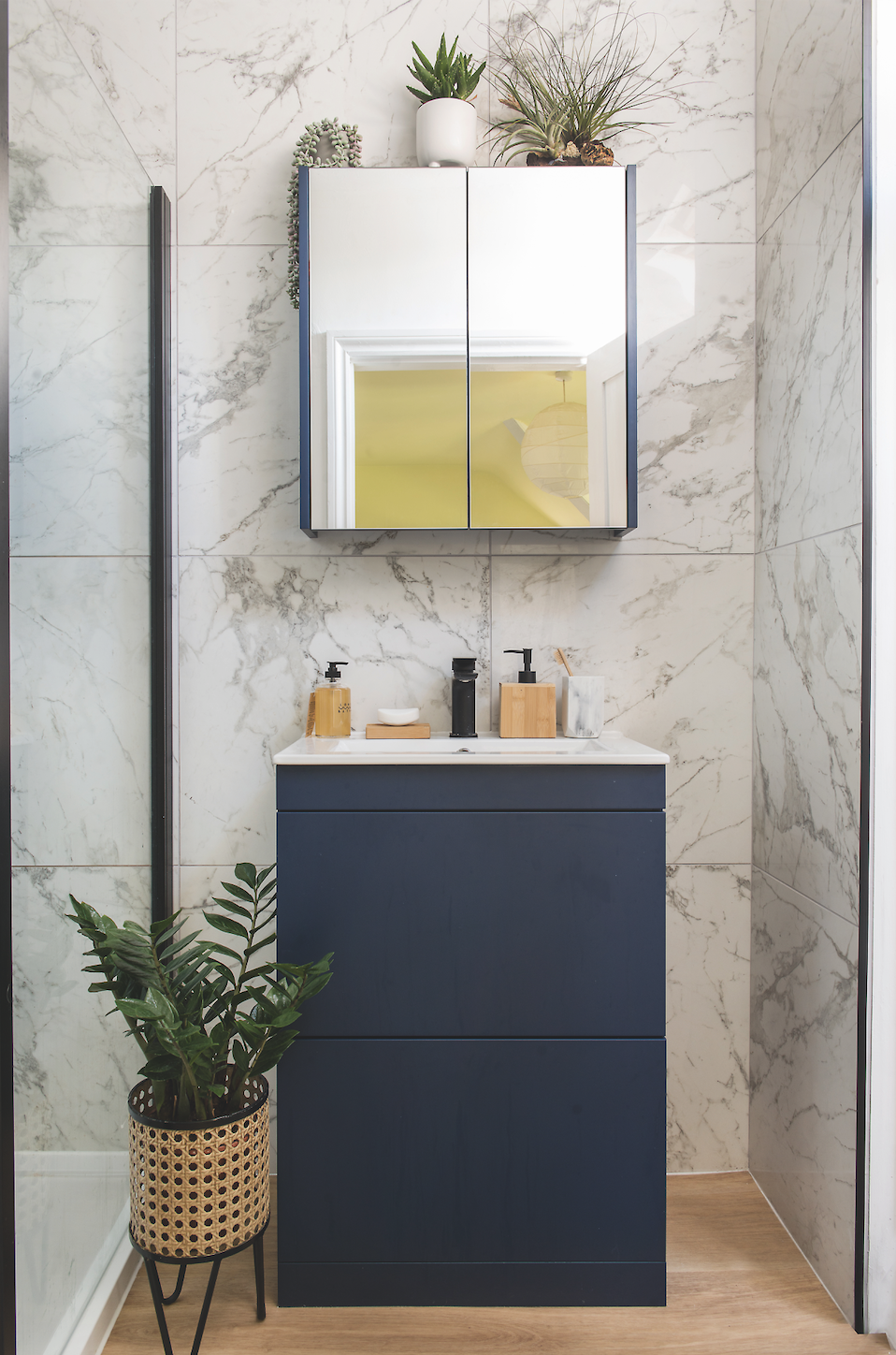 Sylwia and Ben both love plants, so found types that will thrive in a small bathroom, as well as a few artificial ones, so the space has plenty of greenery