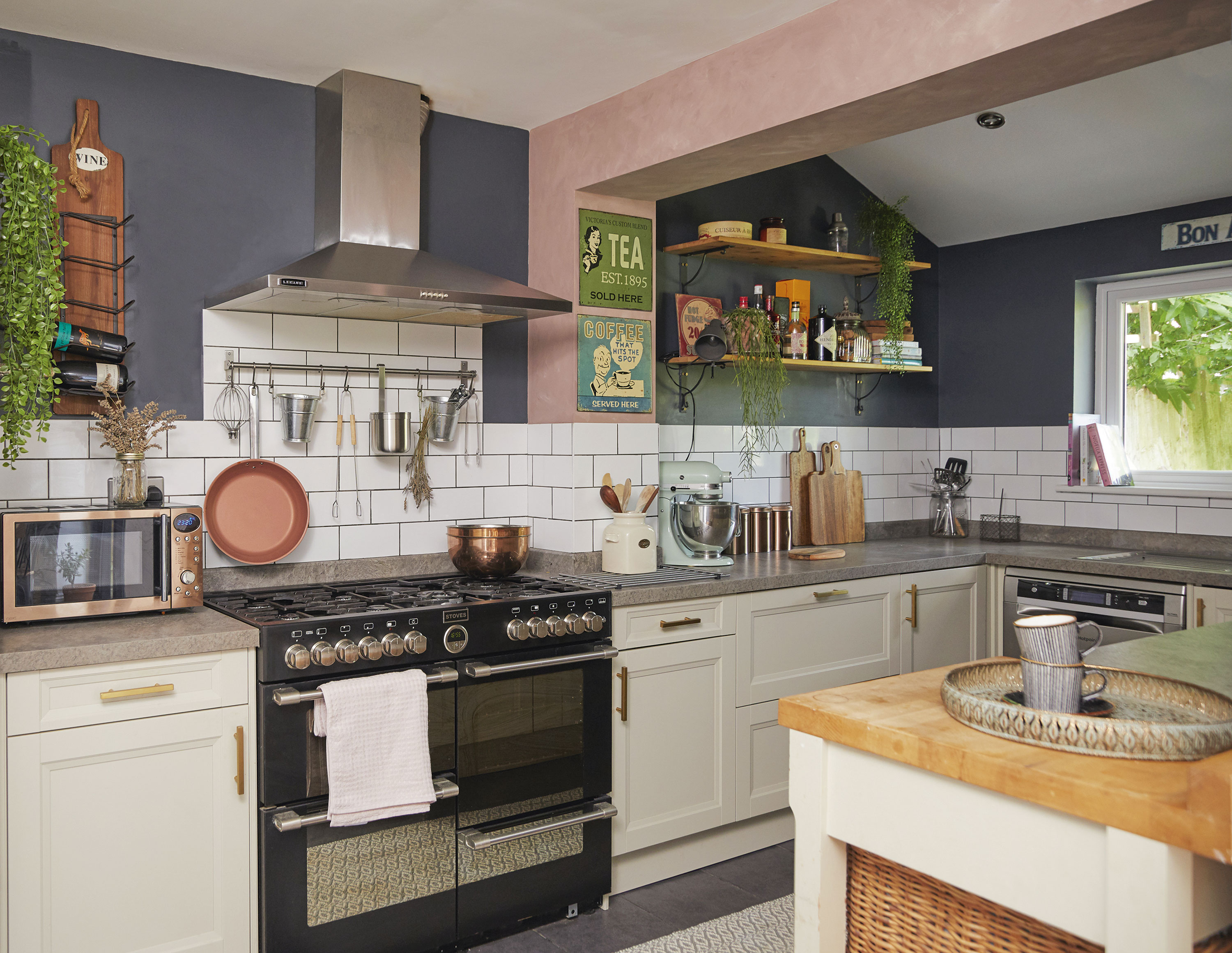 Style idea! A black accent gives a unified look to an eclectic scheme