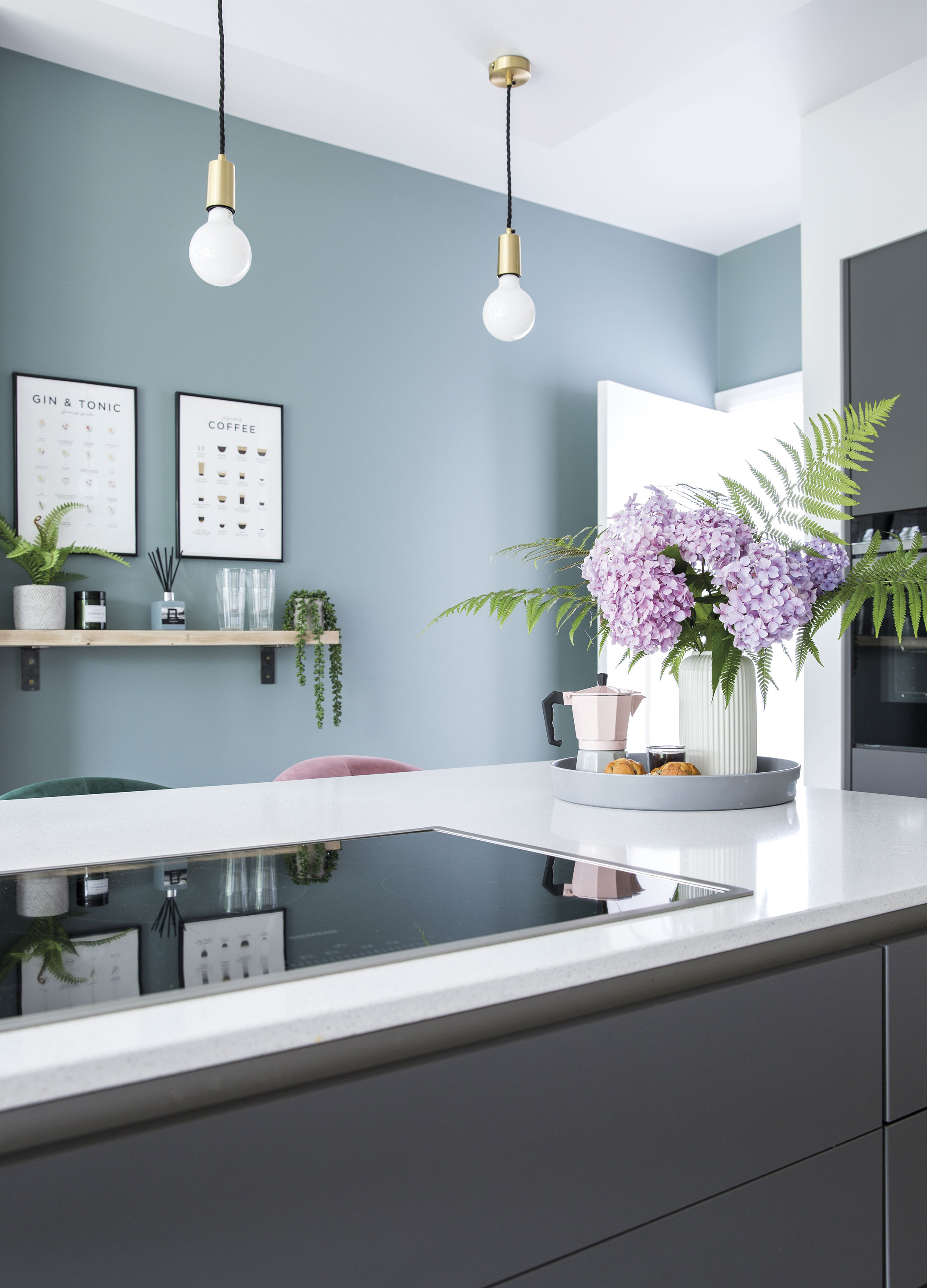 The central island provides an extra work surface for cooking preparation, but is also a perfect spot to sit and have a coffee