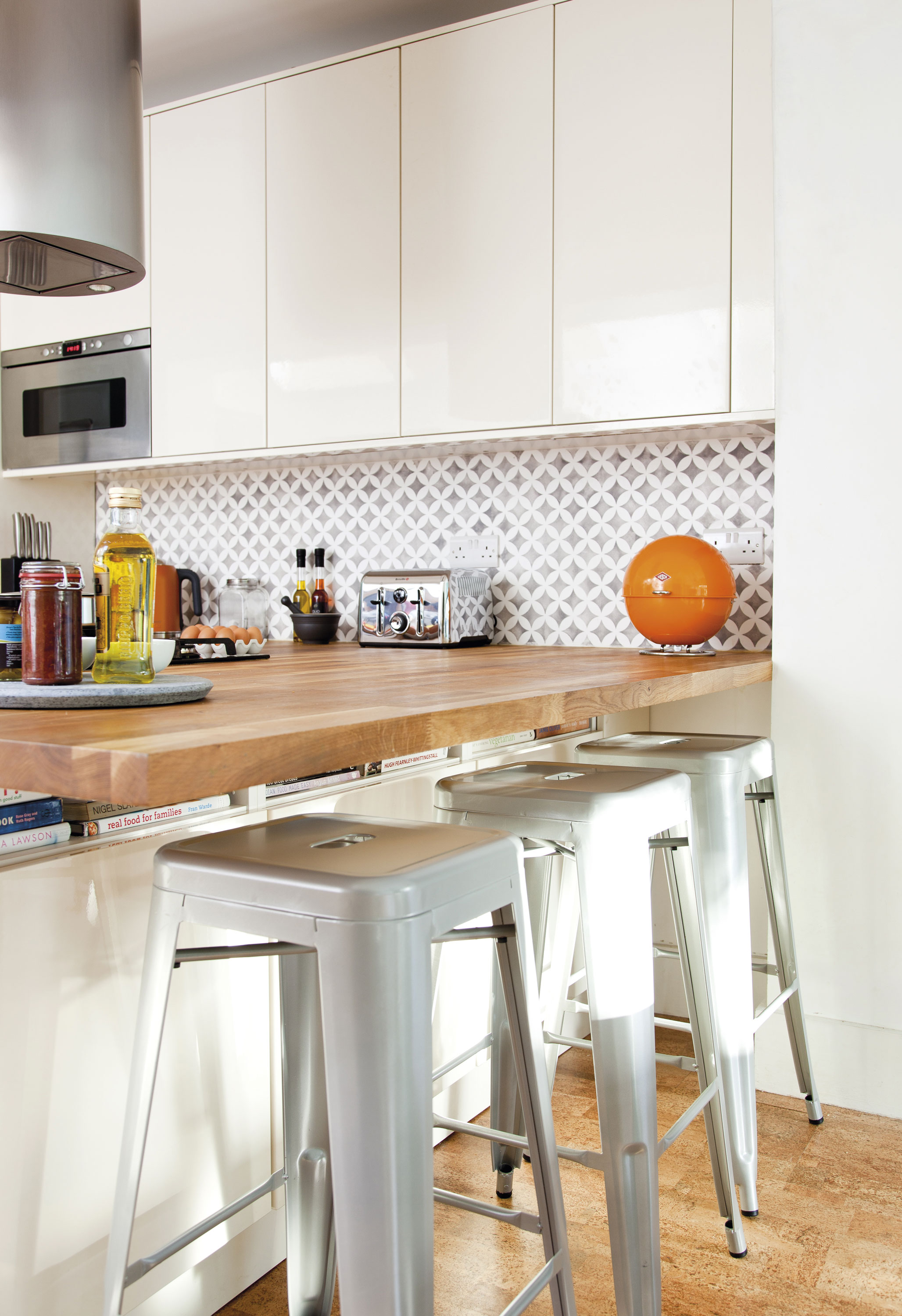 By saving money on the units, Bev was able to splash out on a few well-chosen pieces, such as the bright bin and industrial stools, to add personality to the space
