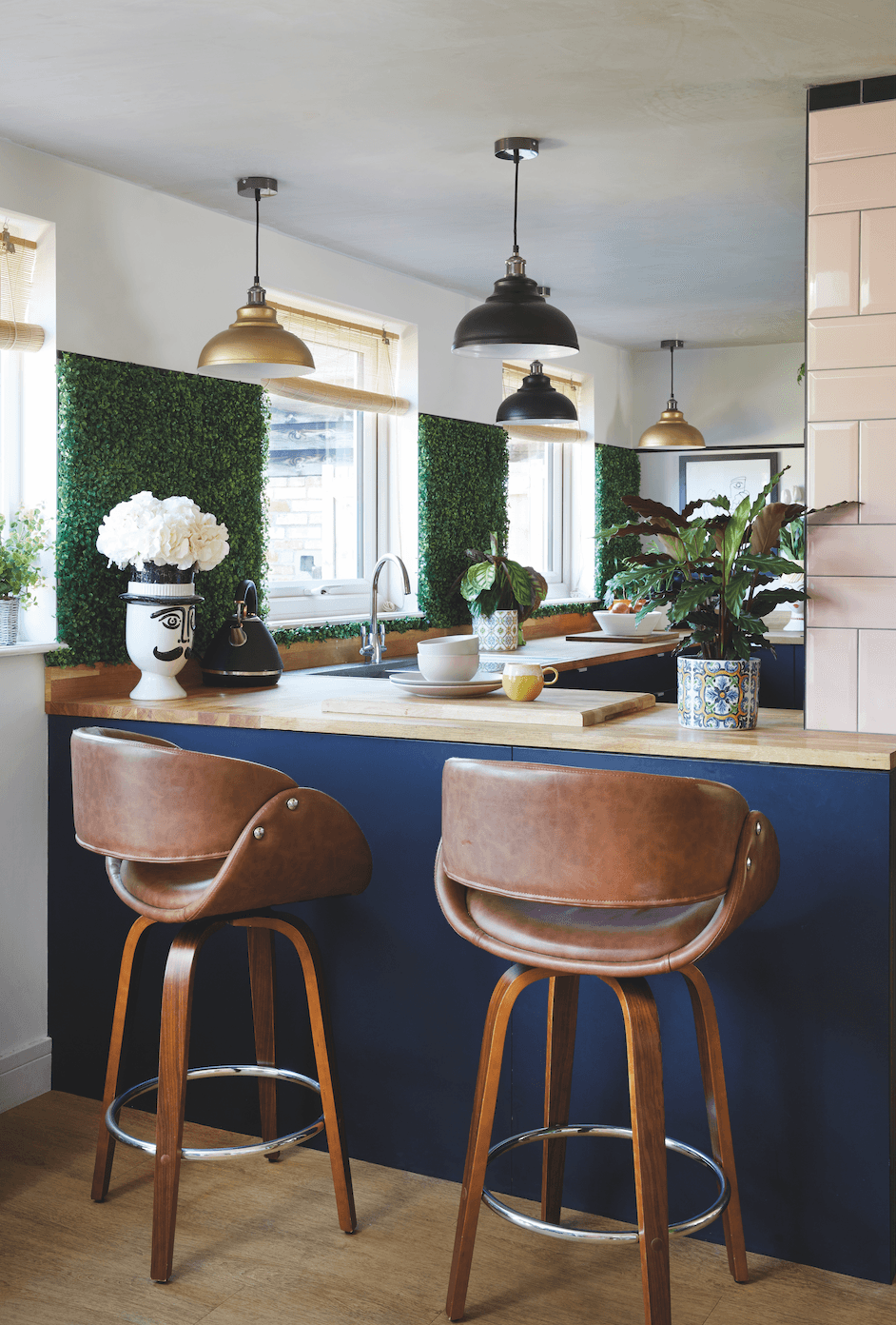 Morgen sprayed some inexpensive ceiling lights gold and black to complement the deco-style kitchen