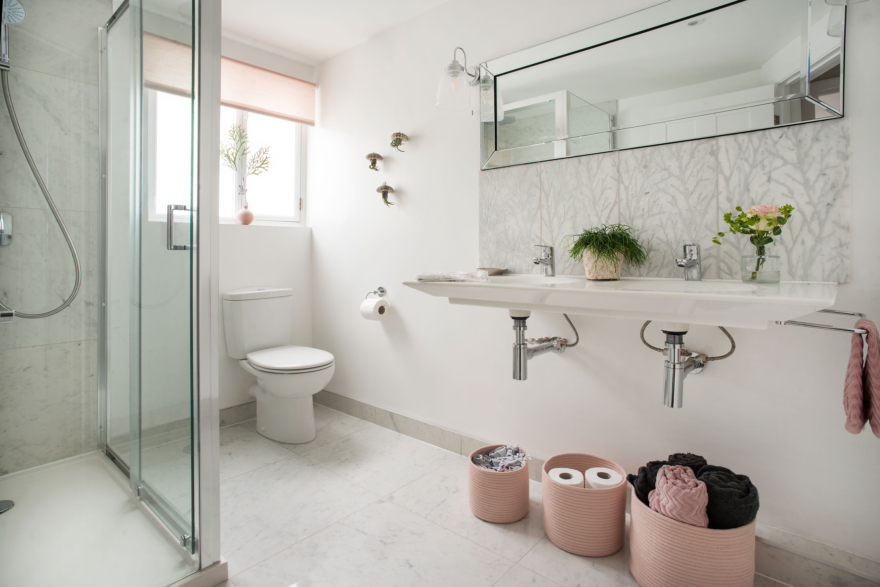 Marble-effect tiles from Topps Tiles bring some texture to the splashback Marble-effect tiles from Topps Tiles bring some texture to the splashback