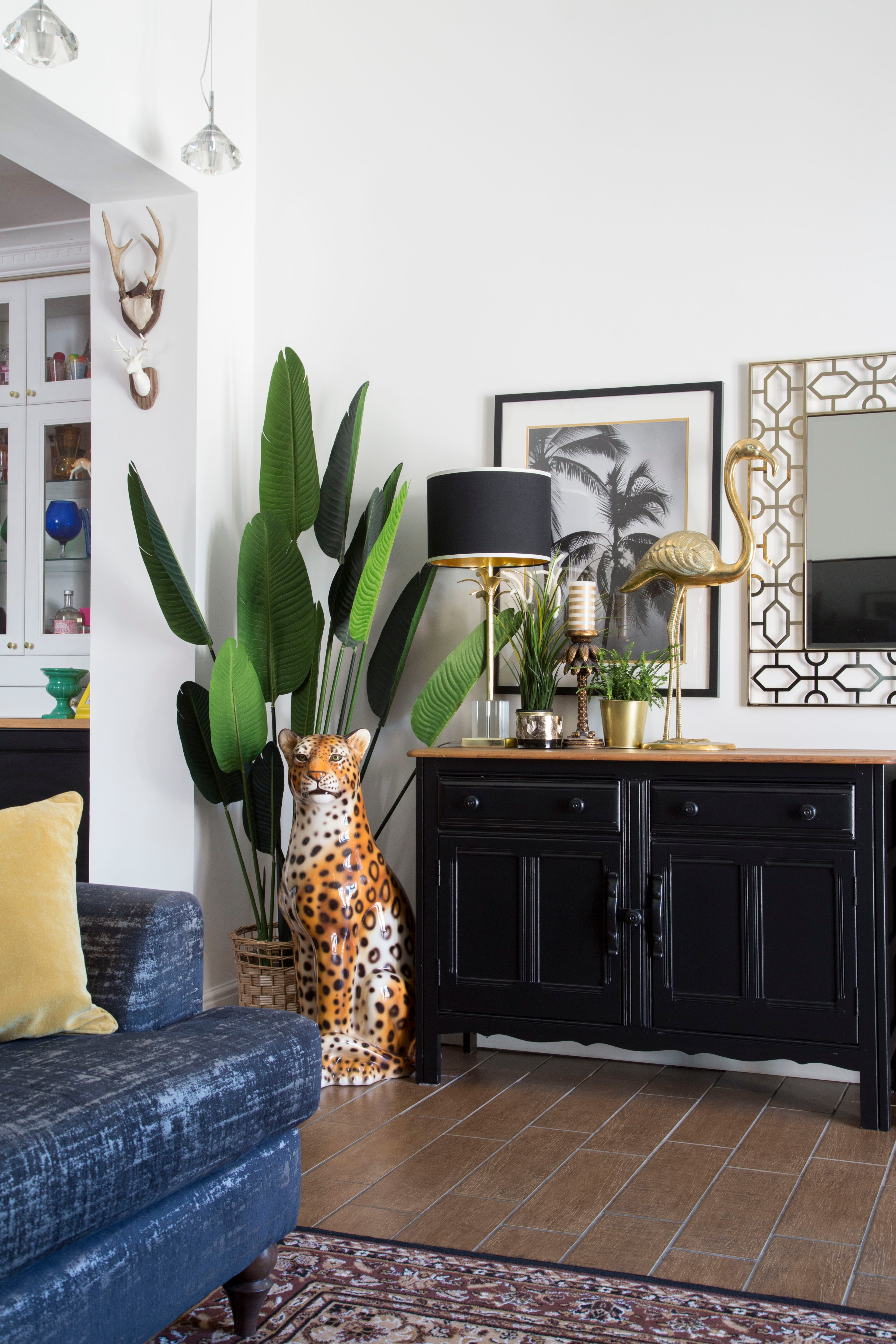 Paint woodwork a contrasting hue for a subtle, contemporary update. Paint woodwork a contrasting hue for a subtle, contemporary update.