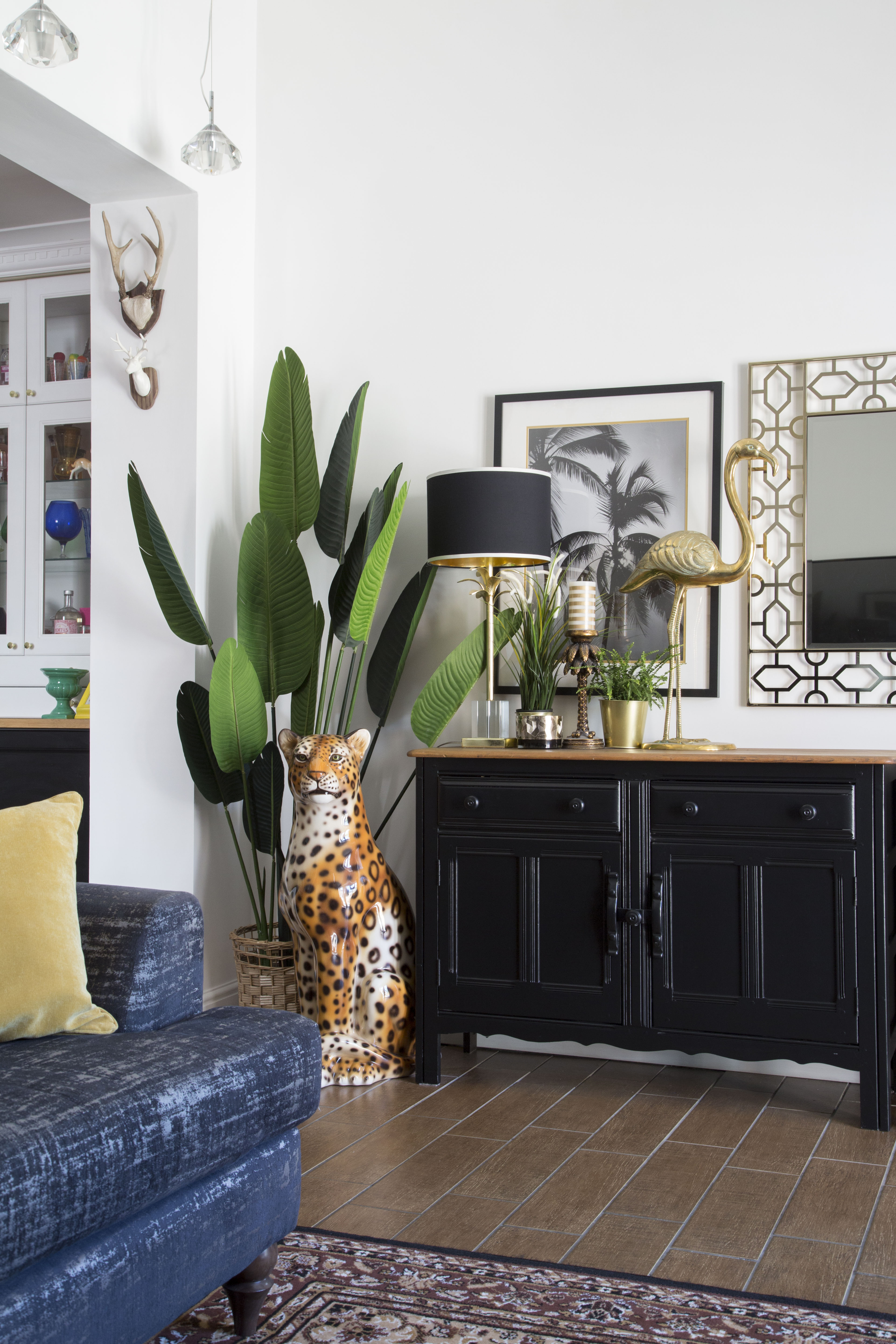 Paint woodwork a contrasting hue for a subtle, contemporary update. Paint woodwork a contrasting hue for a subtle, contemporary update.